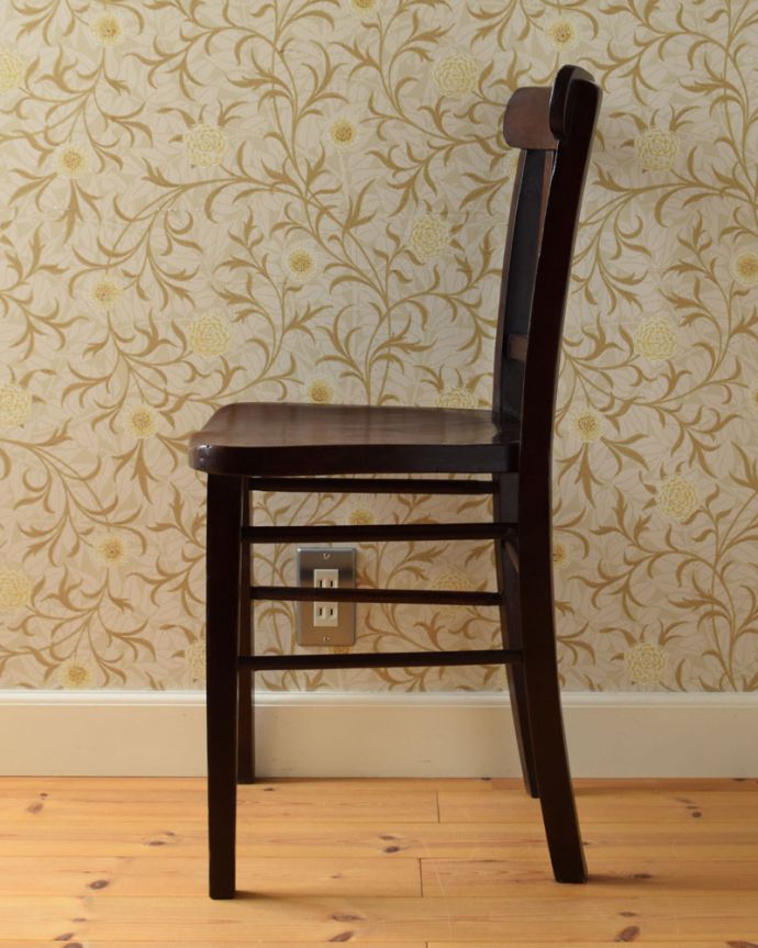 チャーチチェア　アンティーク チェア　教会で使われていたアンティークの椅子、チョコレート色のチャペルチェア。背もたれがカーブしているので、ゆったりくつろげます。(q-190-c)