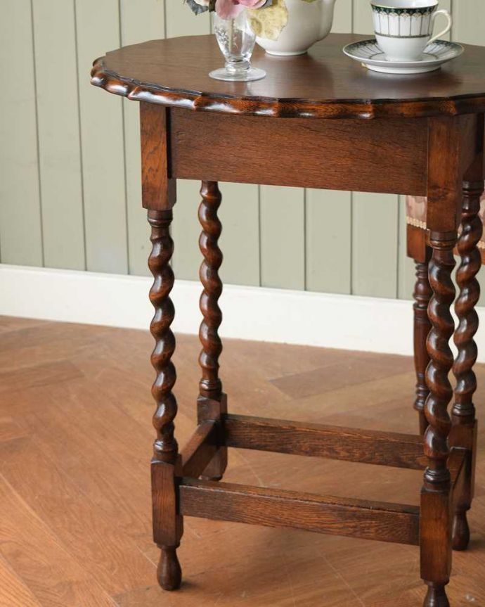 アンティークのテーブル　アンティーク家具　英国から到着したアンティーク家具、ツイスト脚のオケージョナルテーブル 。間違いなし！英国アンティーク定番のデザインクルックルッとしなやかに巻かれた女性らしいデザインが印象的なツイスト脚。(q-1900-f)