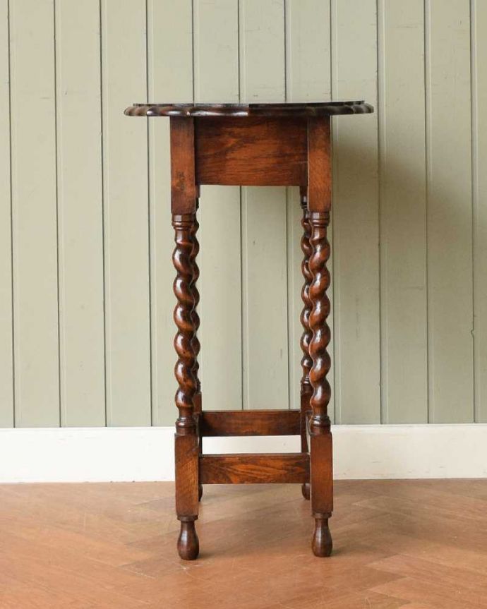 アンティークのテーブル　アンティーク家具　英国から到着したアンティーク家具、ツイスト脚のオケージョナルテーブル 。クルッと回転。(q-1900-f)