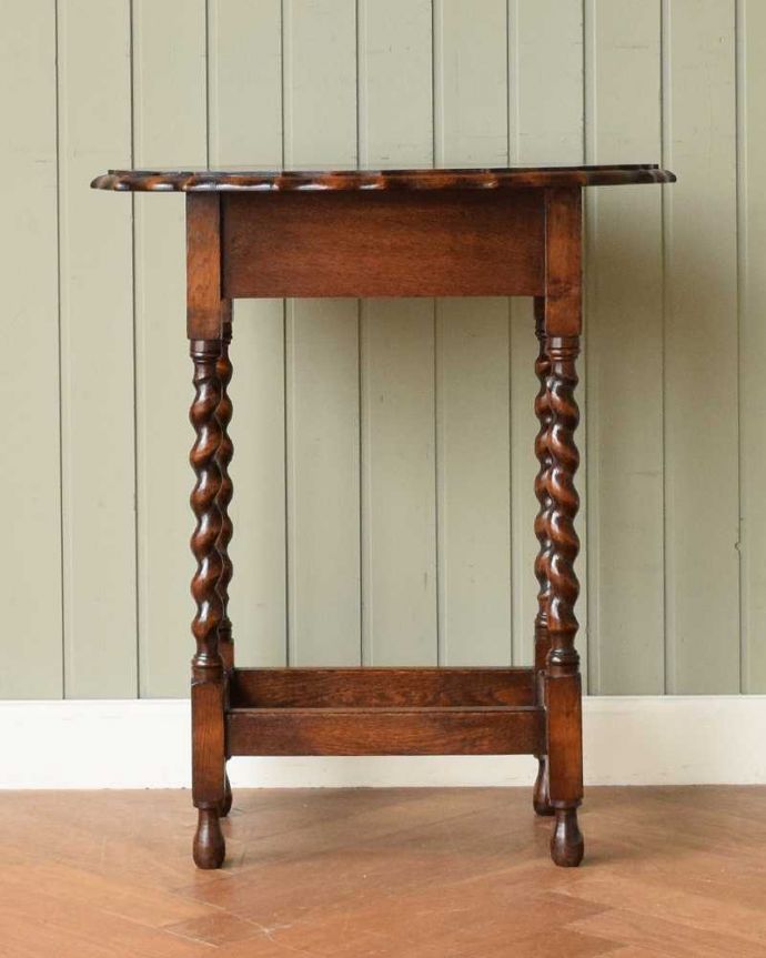 アンティークのテーブル　アンティーク家具　英国から到着したアンティーク家具、ツイスト脚のオケージョナルテーブル 。しっかり修復しました。(q-1900-f)