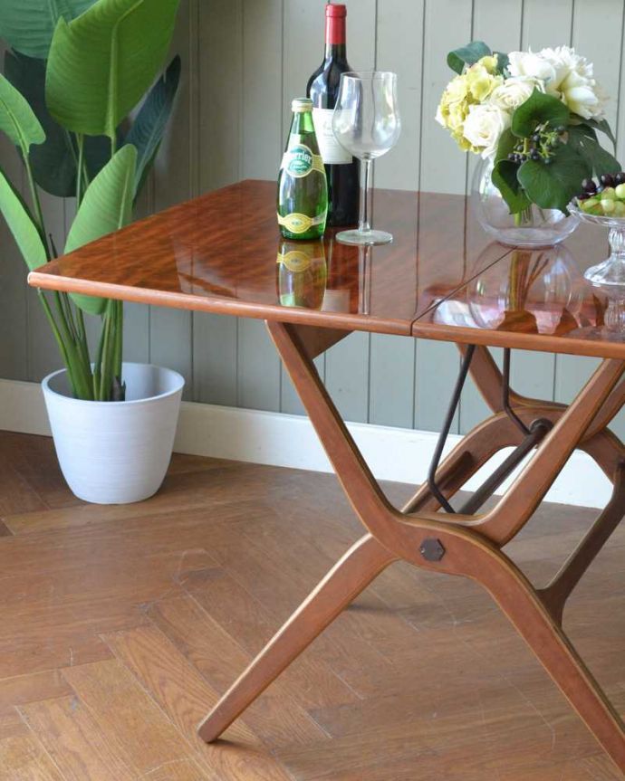 アンティークのテーブル　アンティーク家具　折りたたむ事ができる機能的なイギリスのアンティークフォールディングテーブル。英国アンティークらしい脚の美しさが自慢スッキリとした脚は、シンプルだから、どんなお部屋に合わせやすく、すんなり馴染みます。(q-1901-f)