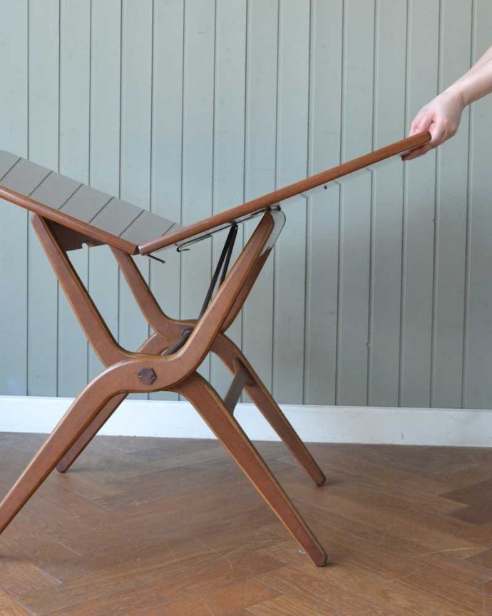 アンティークのテーブル　アンティーク家具　折りたたむ事ができる機能的なイギリスのアンティークフォールディングテーブル。簡単に開きます女性１人で、簡単に天板を開くことができます。(q-1901-f)