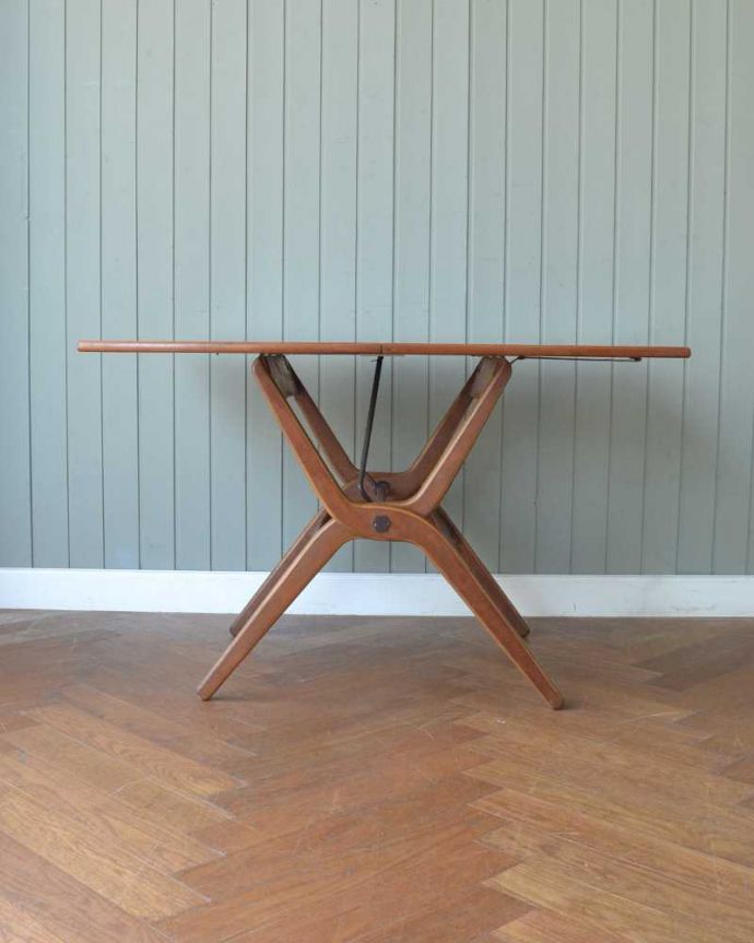 アンティークのテーブル　アンティーク家具　折りたたむ事ができる機能的なイギリスのアンティークフォールディングテーブル。横から見るとこんな感じちょっと回転してみるとこんな感じです。(q-1901-f)
