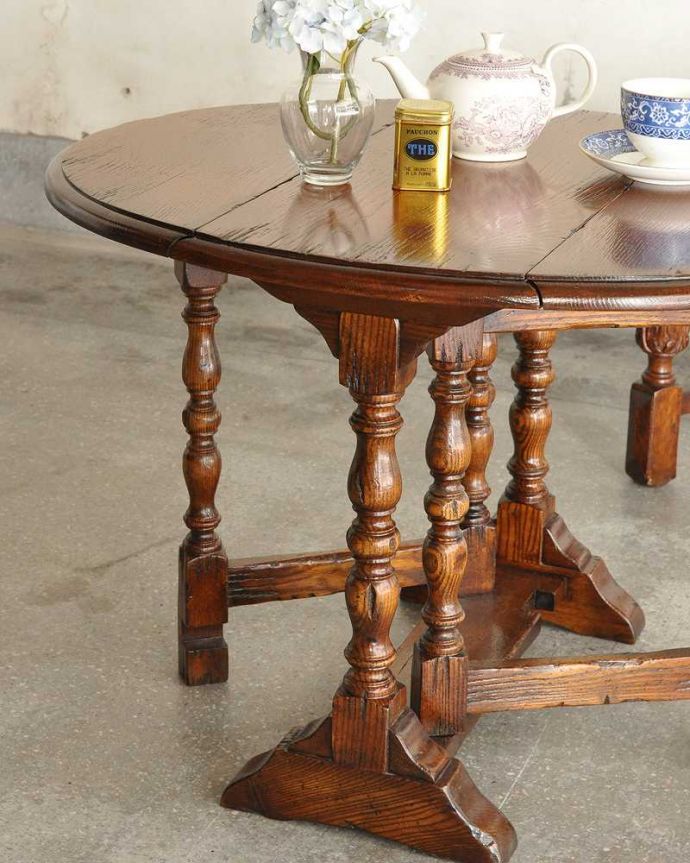アンティークのテーブル　アンティーク家具　英国のアンティーク家具、珍しいコンパクトなサイズのゲートレッグテーブル（伸張式テーブル） 。自慢はやっぱりゲート（門）のような脚まるでゲート（門）が開くような脚の形から名前が付けられたゲートレッグテーブル。(q-1902-f)