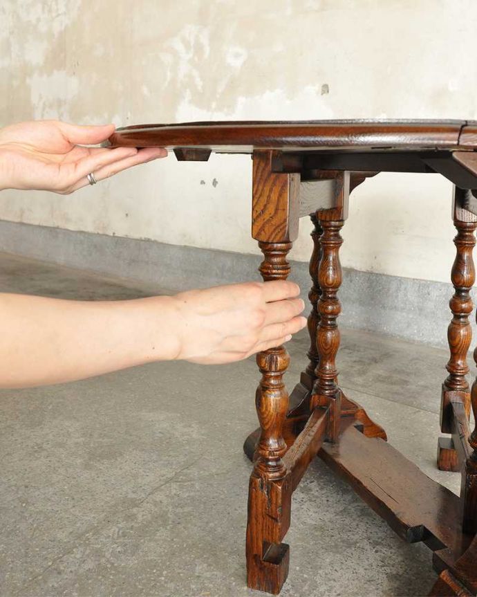 アンティークのテーブル　アンティーク家具　英国のアンティーク家具、珍しいコンパクトなサイズのゲートレッグテーブル（伸張式テーブル） 。脚を引き出すだけであっという間ゲートのような形をした脚のテーブル。(q-1902-f)