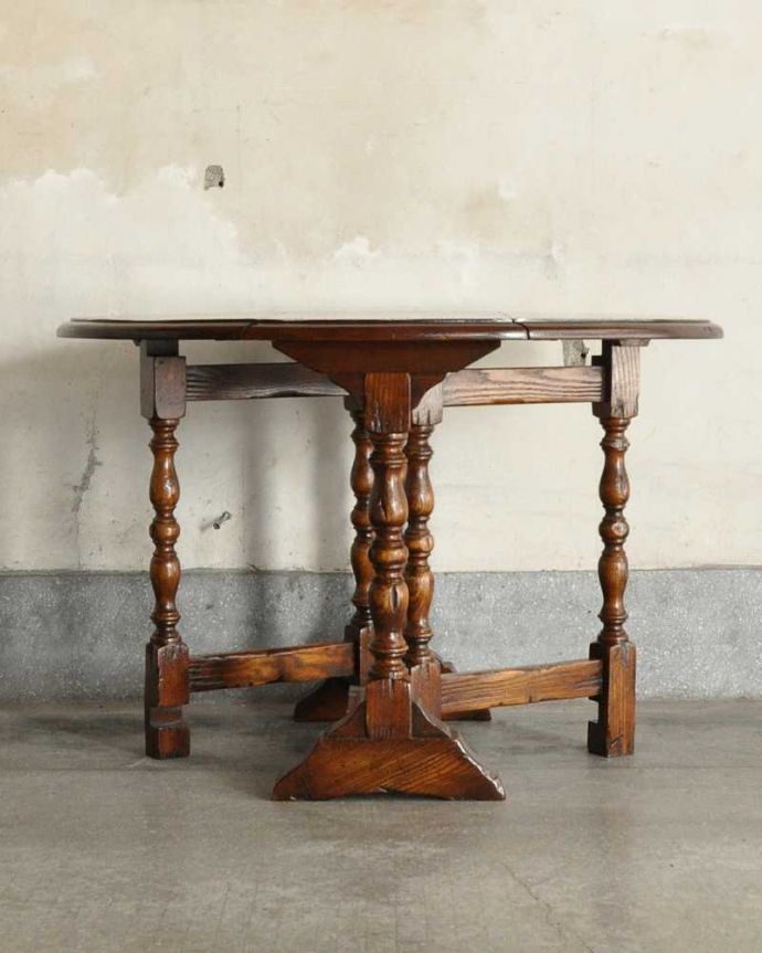 アンティークのテーブル　アンティーク家具　英国のアンティーク家具、珍しいコンパクトなサイズのゲートレッグテーブル（伸張式テーブル） 。両方開けば大きなサイズゲートレッグテーブルはゲートが開くように作られた脚のデザインも印象的。(q-1902-f)