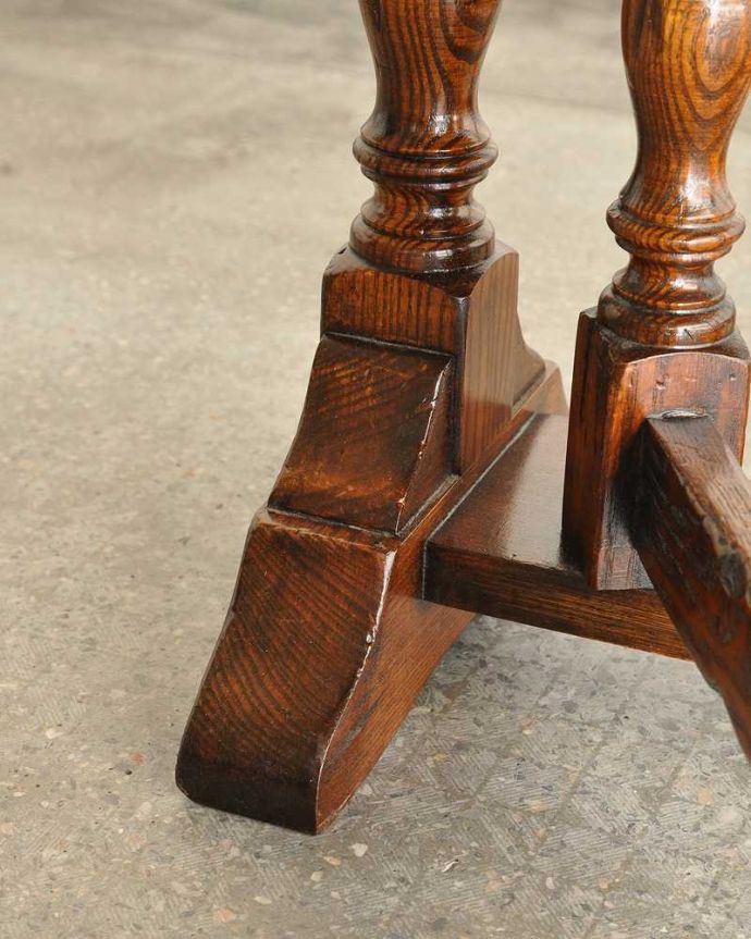 アンティークのテーブル　アンティーク家具　英国のアンティーク家具、珍しいコンパクトなサイズのゲートレッグテーブル（伸張式テーブル） 。持ち上げなくても移動できます！Handleのアンティークは、脚の裏にフェルトキーパーをお付けしていますので、持ち上げなくても床を滑らせて移動させることが出来ます。(q-1902-f)