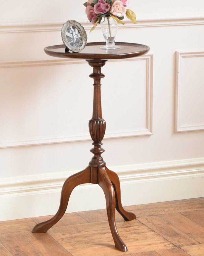 アンティークのテーブル　アンティーク家具　手頃なサイズのトライポッドのワインテーブル、イギリスのアンティーク家具。小さくてもアンティークの気品タップリ。(q-1905-f)