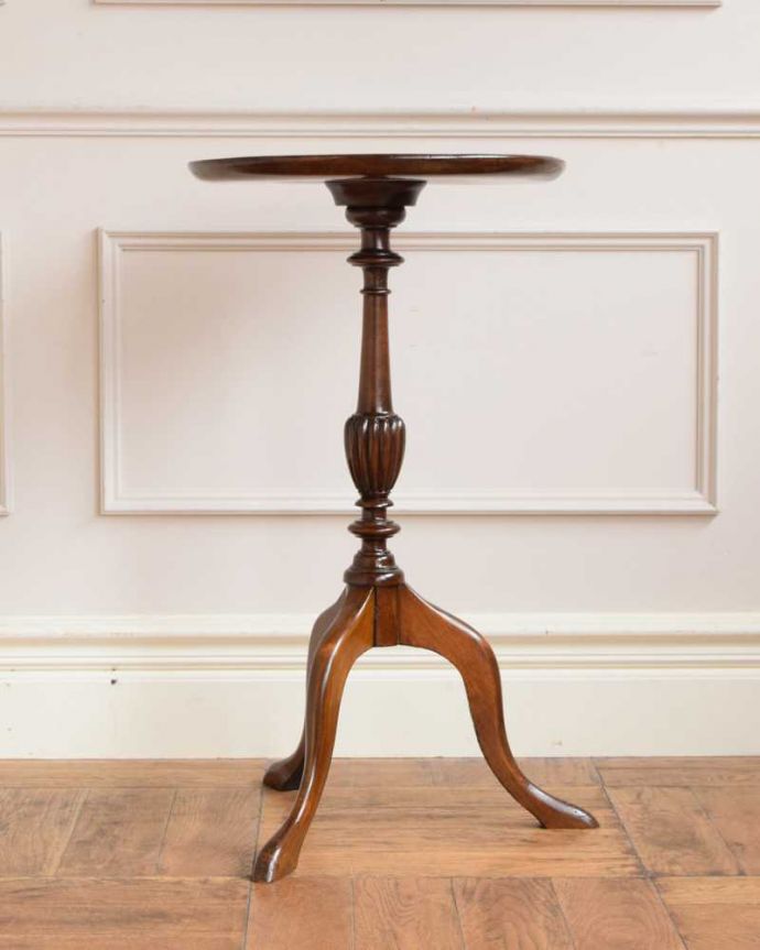 アンティークのテーブル　アンティーク家具　手頃なサイズのトライポッドのワインテーブル、イギリスのアンティーク家具。横から見ても優雅英国アンティークらしく横顔だって美しいんです。(q-1905-f)