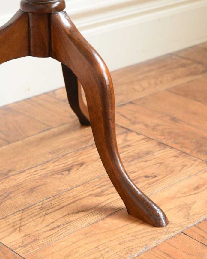 アンティークのテーブル　アンティーク家具　手頃なサイズのトライポッドのワインテーブル、イギリスのアンティーク家具。Handleの家具の脚の裏には･･･床にキズが付かないよう脚の裏にフェルトキーパーを付けてお届けしています。(q-1905-f)