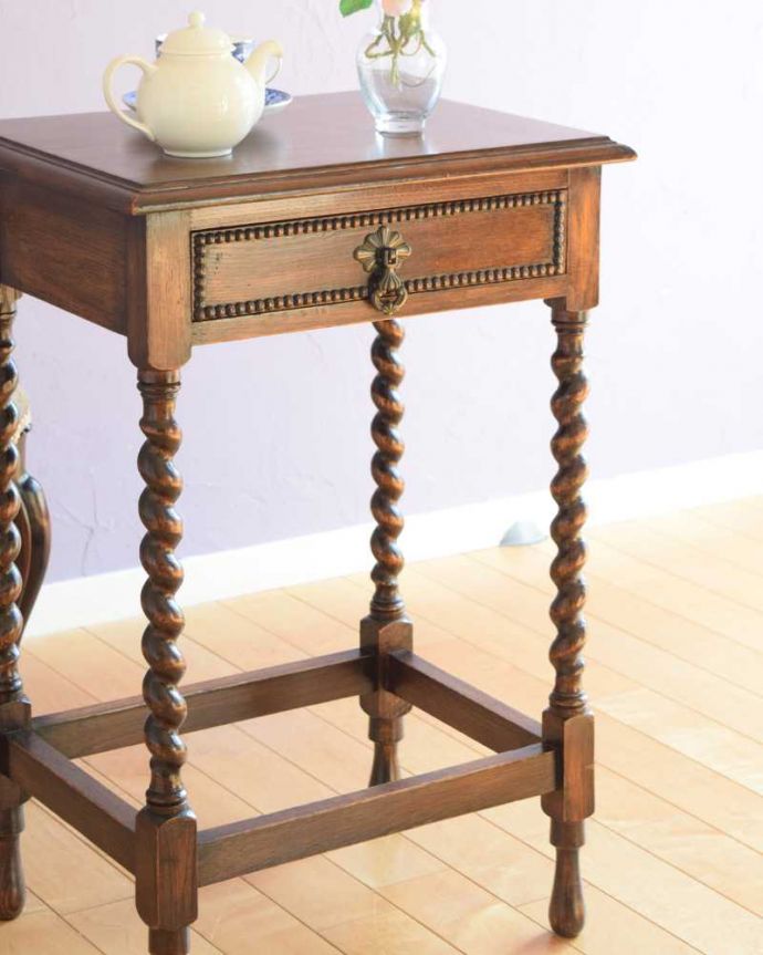 アンティークのテーブル　アンティーク家具　英国輸入のアンティーク家具、珍しい引き出し付きのオケージョナルテーブル。間違いなし！英国アンティーク定番のデザインクルックルッとしなやかに巻かれた女性らしいデザインが印象的なツイスト脚。(q-1906-f)