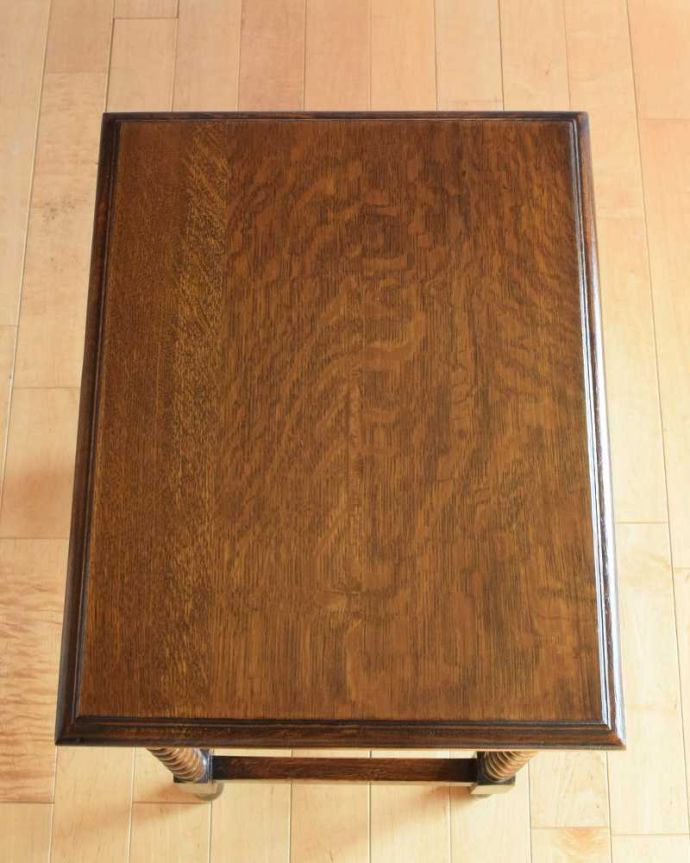 アンティークのテーブル　アンティーク家具　英国輸入のアンティーク家具、珍しい引き出し付きのオケージョナルテーブル。キレイに修復しましたやっぱり気になるテーブルの天板。(q-1906-f)