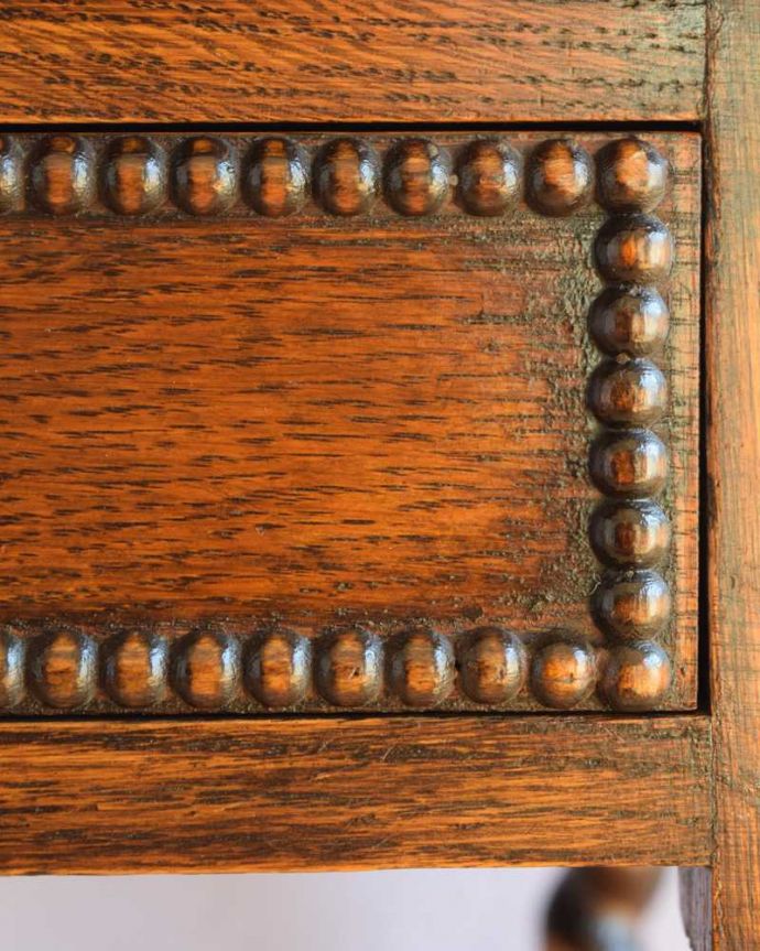 アンティークのテーブル　アンティーク家具　英国輸入のアンティーク家具、珍しい引き出し付きのオケージョナルテーブル。うっとりする美しさアンティークだから手に入る美しい彫。(q-1906-f)