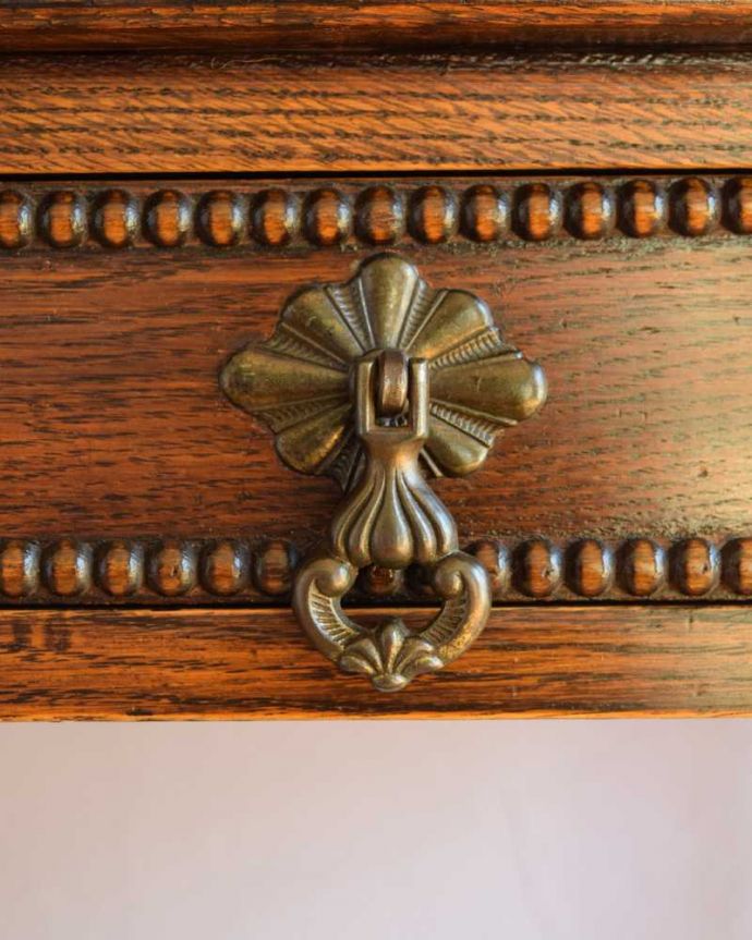 アンティークのテーブル　アンティーク家具　英国輸入のアンティーク家具、珍しい引き出し付きのオケージョナルテーブル。開ける度にワクワクこんな所もアンティークらしさ。(q-1906-f)