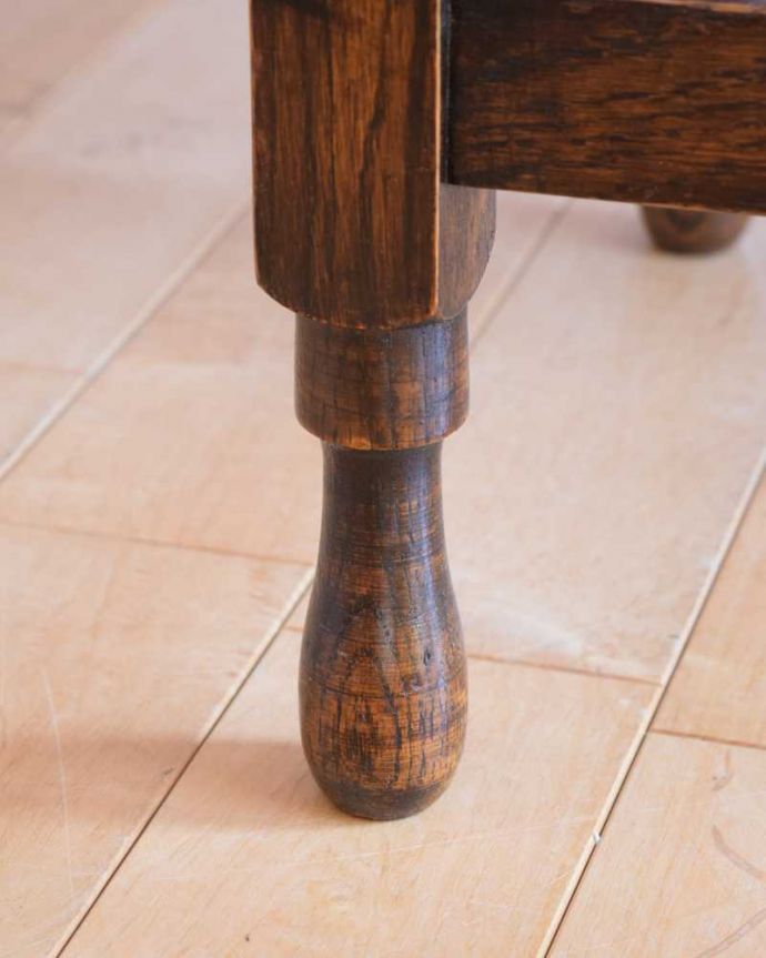 アンティークのテーブル　アンティーク家具　英国輸入のアンティーク家具、珍しい引き出し付きのオケージョナルテーブル。持ち上げなくても大丈夫！Handleのアンティークは、脚の裏にフェルトキーパーをお付けしています。(q-1906-f)