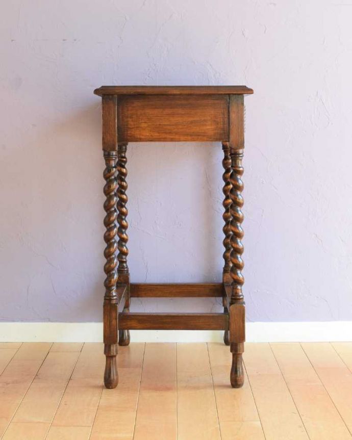 アンティークのテーブル　アンティーク家具　英国輸入のアンティーク家具、珍しい引き出し付きのオケージョナルテーブル。クルッと回転。(q-1906-f)