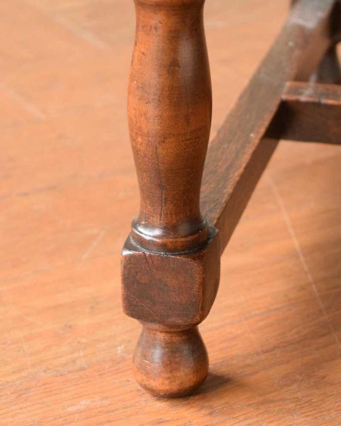 アンティークのチェスト　アンティーク家具　アンティークの英国家具、サイドテーブルにもなる脚が美しいミュージックドロワーズ。女性1人でラクラク運べちゃう仕掛けHandleのアンティークは、脚の裏にフェルトキーパーをお付けしています。(q-1907-f)