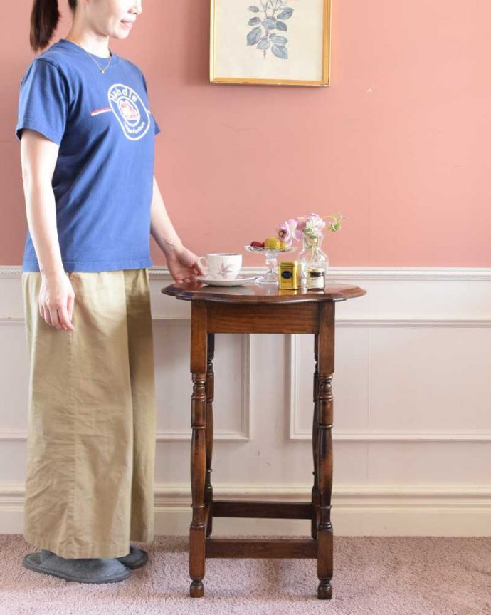 アンティークのテーブル　アンティーク家具　脚のデザインが美しい小さなテーブル、アンティークのオケージョナルテーブル。便利に使えるコンパクトサイズのテーブル「オケージョナル」とは「便利に使える」と言う意味。(q-1911-f)