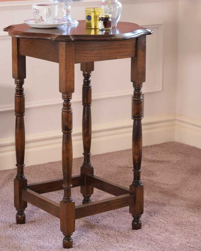 アンティークのテーブル　アンティーク家具　脚のデザインが美しい小さなテーブル、アンティークのオケージョナルテーブル。アンティークらしい華やかなデザイン優雅なデザインのアンティーク家具は、壁の前に置くだけで、お部屋の中がグンッと格上げされます。(q-1911-f)