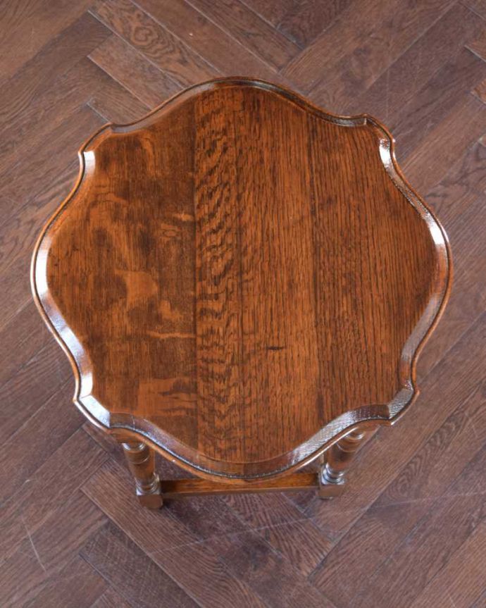 アンティークのテーブル　アンティーク家具　脚のデザインが美しい小さなテーブル、アンティークのオケージョナルテーブル。キレイに修復しましたやっぱり気になるテーブルの天板。(q-1911-f)