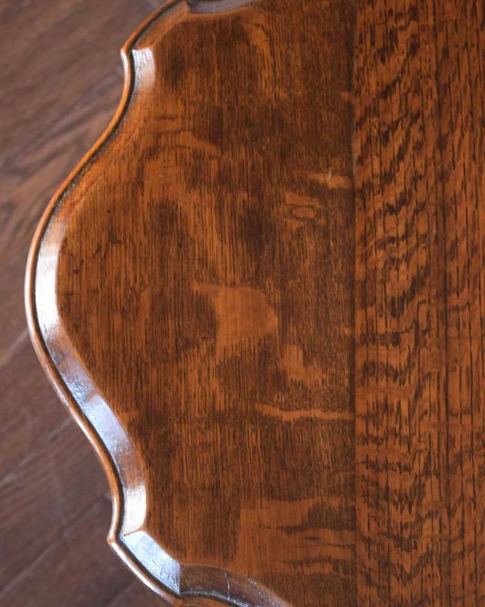 アンティークのテーブル　アンティーク家具　脚のデザインが美しい小さなテーブル、アンティークのオケージョナルテーブル。近づいて見てみると･･･天板を見てみるとこんな感じです。(q-1911-f)