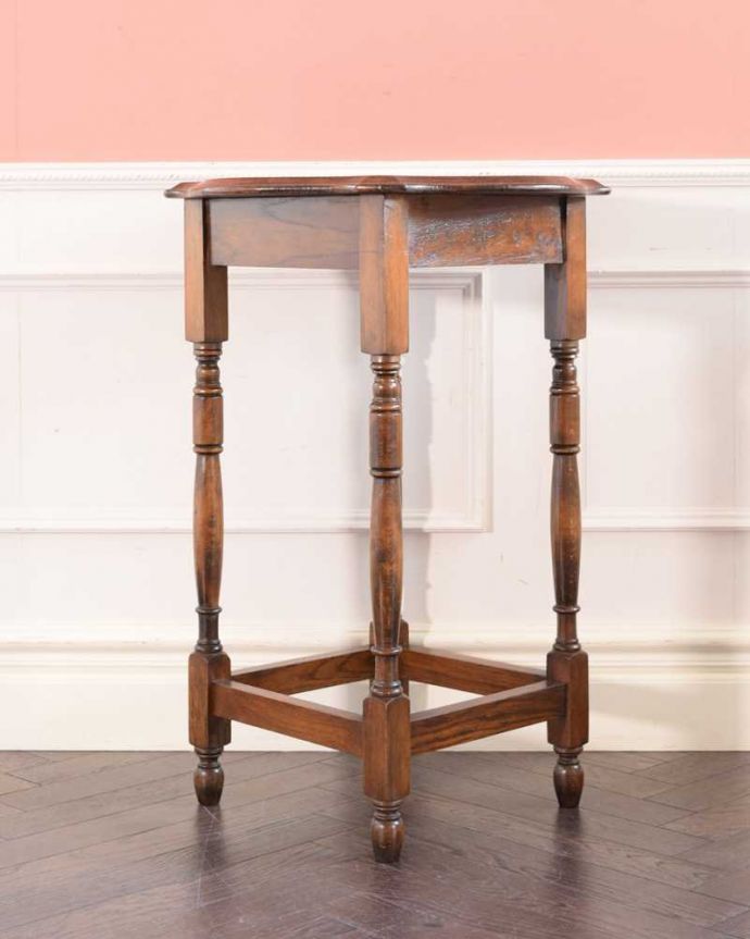 アンティークのテーブル　アンティーク家具　脚のデザインが美しい小さなテーブル、アンティークのオケージョナルテーブル。クルッと回転。(q-1911-f)