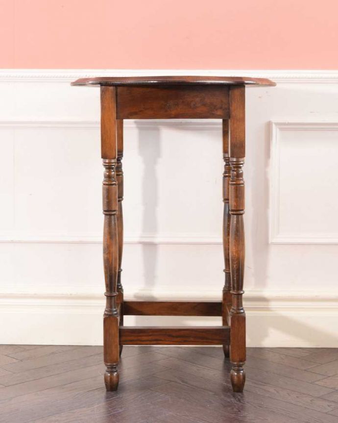 アンティークのテーブル　アンティーク家具　脚のデザインが美しい小さなテーブル、アンティークのオケージョナルテーブル。しっかり修復しました。(q-1911-f)