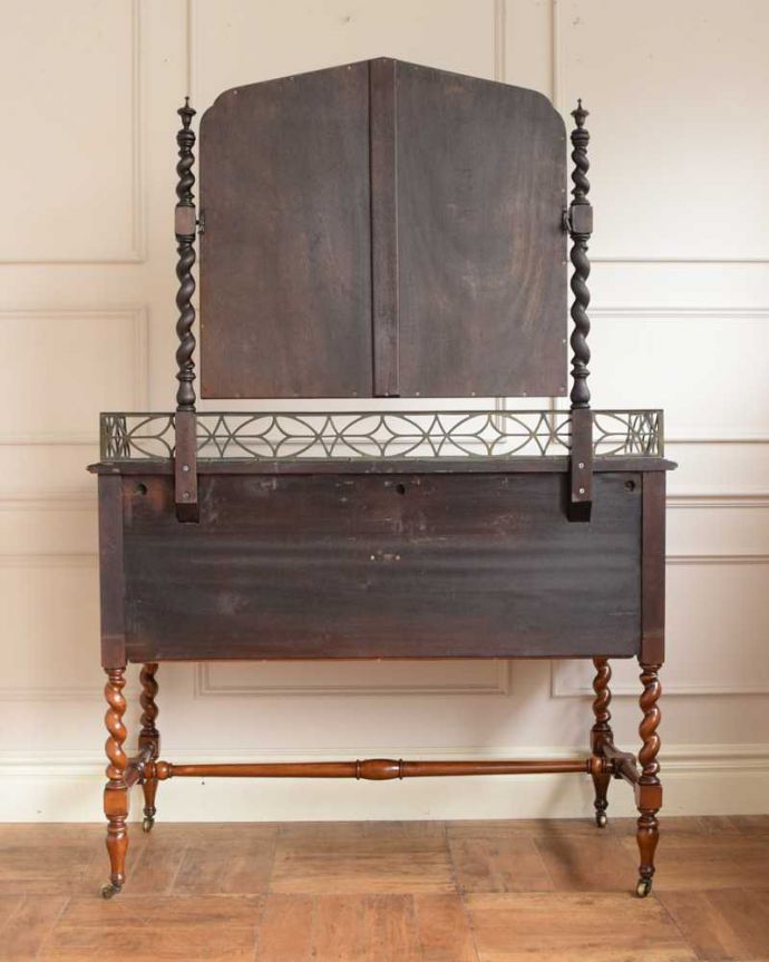 アンティークのドレッサー　アンティーク家具　英国のアンティーク家具、鏡のかたちまで素敵なドレッシングチェスト。もちろん、後ろ姿もキレイです。(q-1912-f)