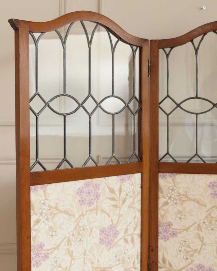 めずらしい家具　アンティーク家具　美しいステンドグラスが魅力的なアンティークの３連パーテーション。アンティークのガラスの美しさガラスも古いアンティークのステンドグラスは独特の雰囲気が魅力。(q-1914-f)