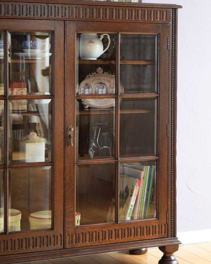 アンティークのキャビネット　アンティーク家具　アンティーク英国輸入家具、ガラス扉のブックケース（本棚）。ガラス越しに中をのぞいてみると･･･アンティークのガラスを通して中に入っているものを見ると、なんだかちょっと高級に見えるんです。(q-1915-f)