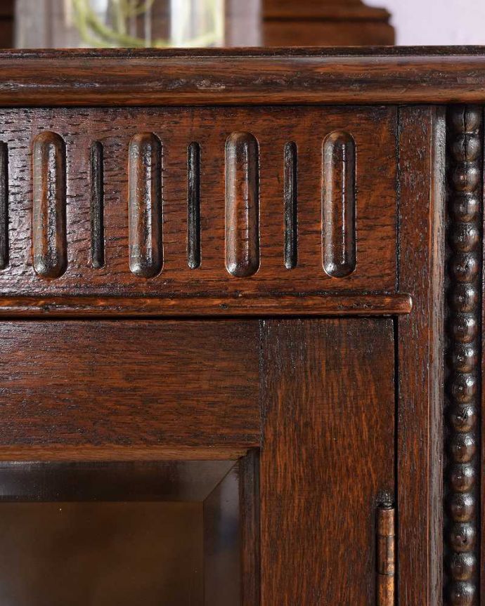 アンティークのキャビネット　アンティーク家具　アンティーク英国輸入家具、ガラス扉のブックケース（本棚）。惚れ惚れしちゃう美しさこんなに堅い無垢材に一体どうやって彫ったんだろう？と不思議になるくらい細かい彫にうっとりです。(q-1915-f)