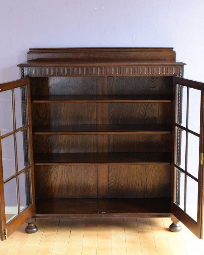 アンティークのキャビネット　アンティーク家具　アンティーク英国輸入家具、ガラス扉のブックケース（本棚）。扉を開けると･･･重い本がたっぷり収納できるように頑丈に作られています。(q-1915-f)