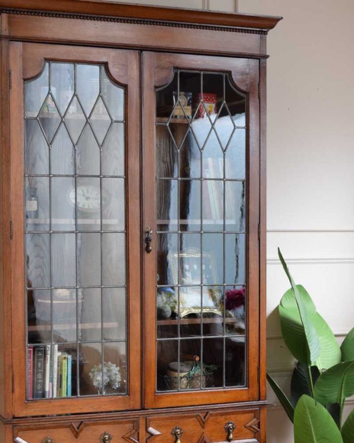 アンティークのキャビネット　アンティーク家具　英国らしい落ち着いたカッコよさ、ステンドグラスが美しいアンティークブックケース。扉に描かれた模様の美しさガラスの扉に描かれた美しい木の模様。(q-1917-f)