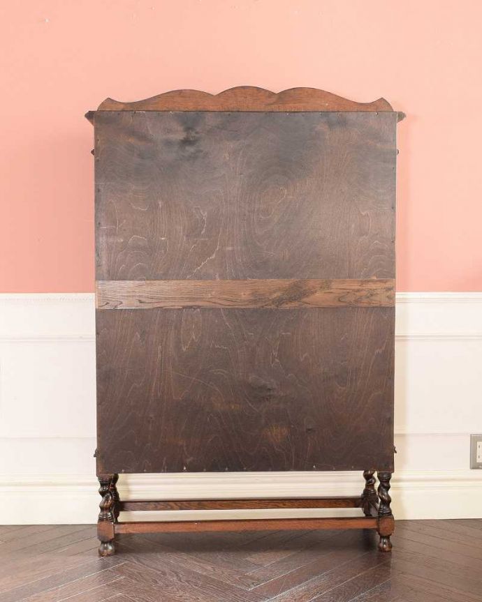 アンティークのキャビネット　アンティーク家具　英国伝統のアンティーク家具、ステンドグラスをはめ込んだブックケース（本棚）。後ろ姿もキレイです。(q-1918-f)