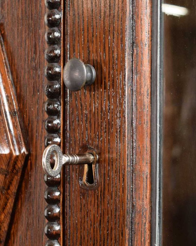アンティークのキャビネット　アンティーク家具　英国伝統のアンティーク家具、ステンドグラスをはめ込んだブックケース（本棚）。大切なものも収納出来ますおとぎ話に出てくるような可愛いアンティークの鍵が付いています。(q-1918-f)