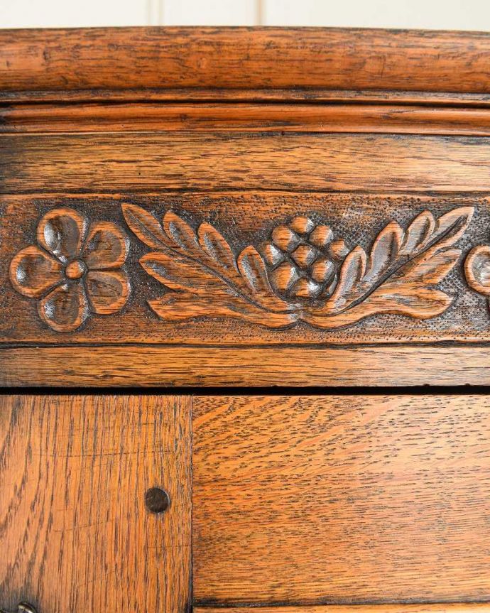アンティークのキャビネット　アンティーク家具　アンティーク英国輸入家具、お花の彫刻が素敵な背の低いワードローブ。扉を彩る装飾やっぱり魅力は扉の装飾。(q-1920-f)