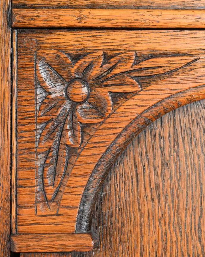 アンティークのキャビネット　アンティーク家具　アンティーク英国輸入家具、お花の彫刻が素敵な背の低いワードローブ。惚れ惚れしちゃう美しさこんなに堅い無垢材に一体どうやって彫ったんだろう？と不思議になるくらい細かい彫にうっとりです。(q-1920-f)
