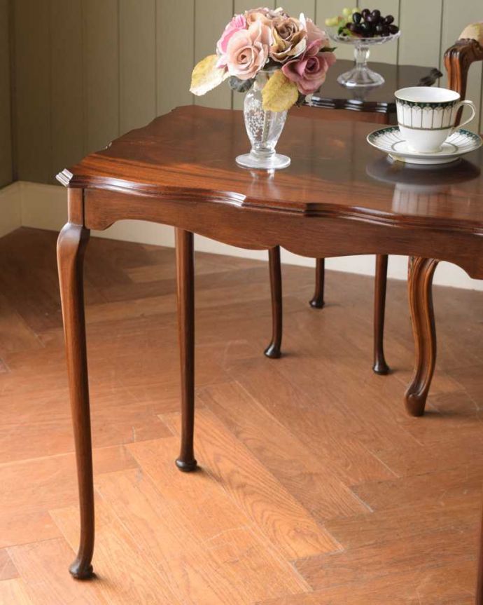 アンティークのテーブル　アンティーク家具　英国のシックなアンティーク家具、4台セットの美しいネストテーブル　。一緒でも、バラバラでも使い方は自由自在のアンティーク。(q-1921-f)