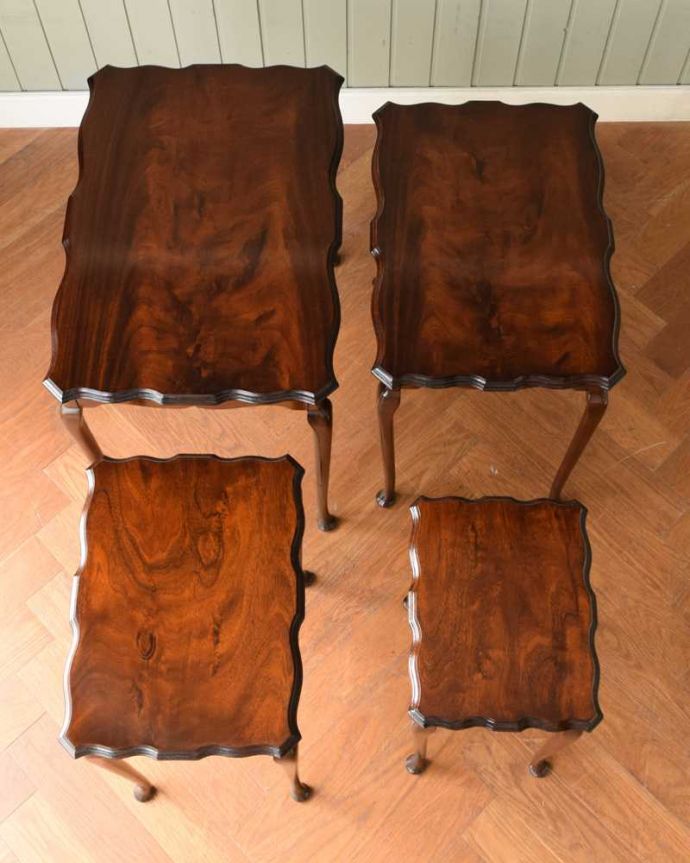 アンティークのテーブル　アンティーク家具　英国のシックなアンティーク家具、4台セットの美しいネストテーブル　。4つを並べて上から見てみましょう大中小、最小4つを並べてみると、こんな感じです。(q-1921-f)