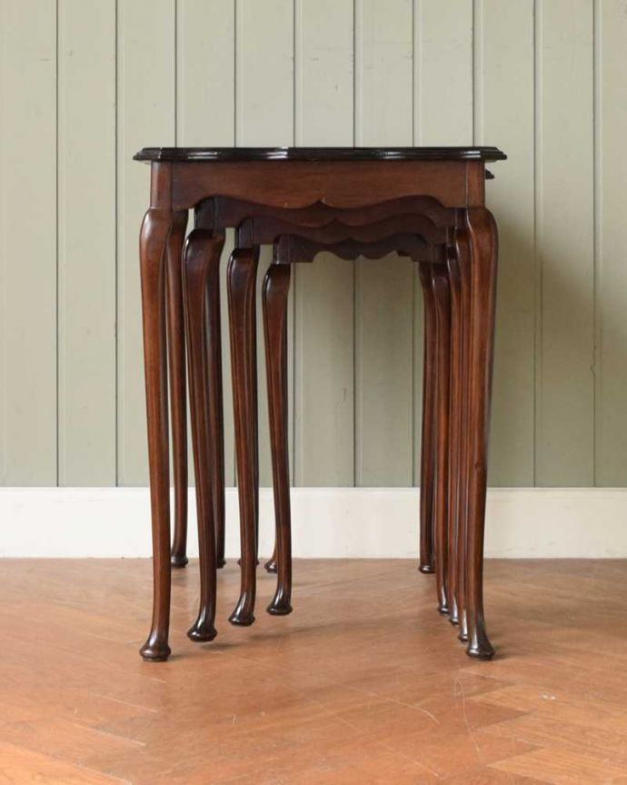 アンティークのテーブル　アンティーク家具　英国のシックなアンティーク家具、4台セットの美しいネストテーブル　。横から見てみると･･･お揃いの脚が4つがキレイに重なって、とっても美しい横顔。(q-1921-f)