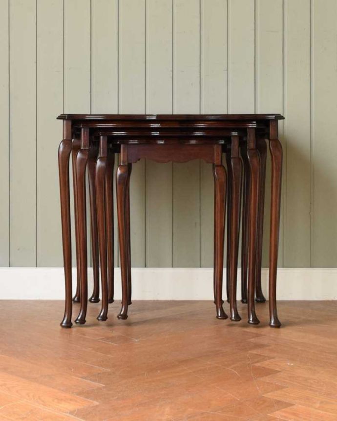 アンティークのテーブル　アンティーク家具　英国のシックなアンティーク家具、4台セットの美しいネストテーブル　。見る角度によって見え方が違います。(q-1921-f)