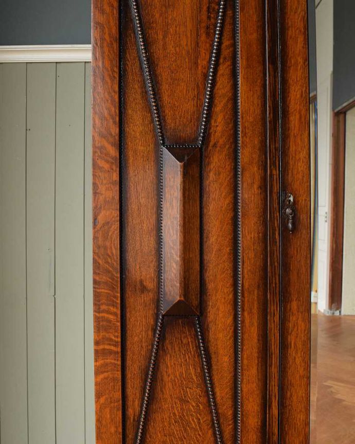 アンティークのキャビネット　アンティーク家具　たっぷりお片付けできるアンティーク家具、ミラー付きと引き出しが付いたワードローブ。扉を彩る装飾やっぱり魅力は扉の装飾。(q-1924-f)
