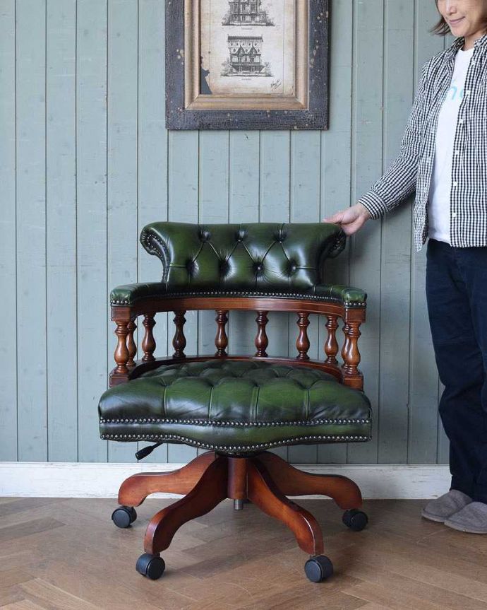 布座面　アンティーク チェア　かっこいい大人の英国の革張りのデスクチェア（リボルビングチェア）。座面は回転するので使い勝手がいいチェア！書斎で一人でリラックスしたいときに座りたい椅子です。(q-193-c)