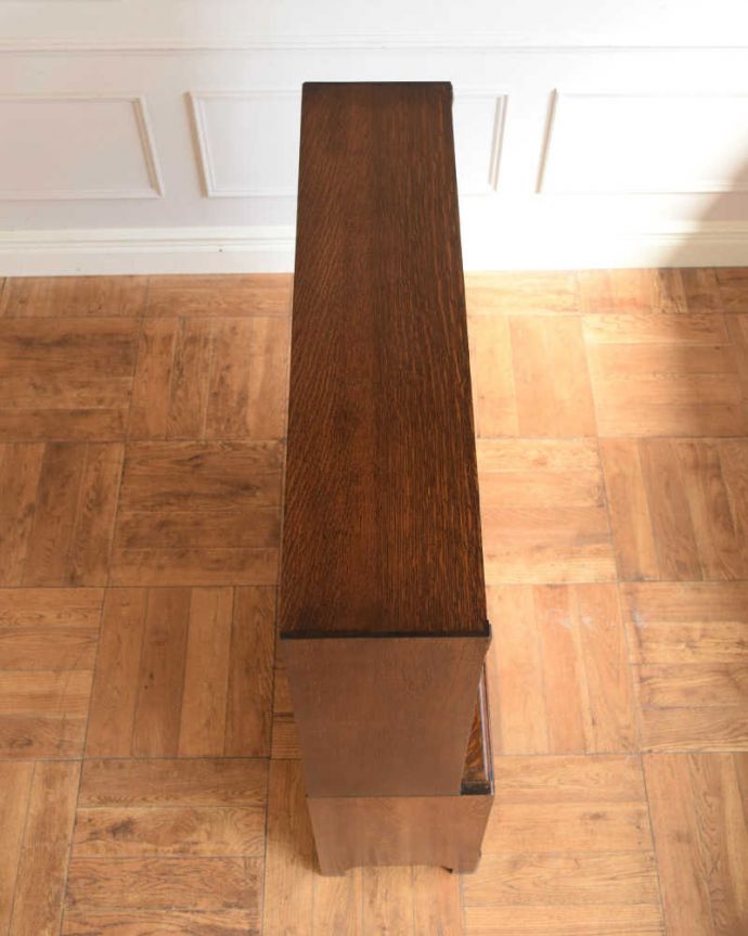 アンティークのキャビネット　アンティーク家具　重ねて積み上げるスタッキングブックケース、英国輸入のアンティークキャビネット 。上から形を見てみると･･･天板はこんな形です。(q-1930-f)