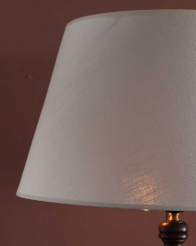 トライポッド　照明・ライティング　イギリスで見つけたテーブル付きのアンティークのフロアランプ（Ｅ26電球付）。。(q-1931-f)