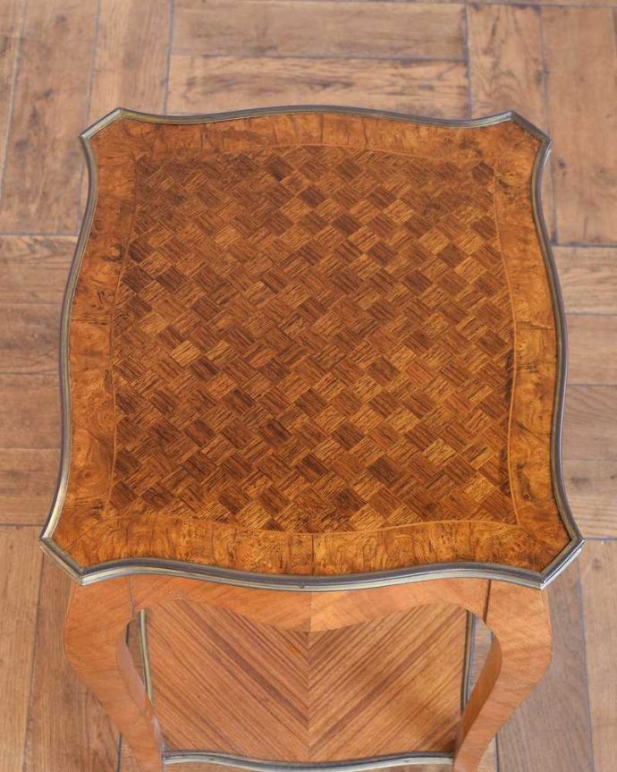 オケージョナルテーブル　アンティーク家具　天板のパーケット模様が美しいフランスのアンティークサイドテーブル。天板の形を見てみると･･･テーブルの形を上から見ると、こんな感じです。(q-1933-f)