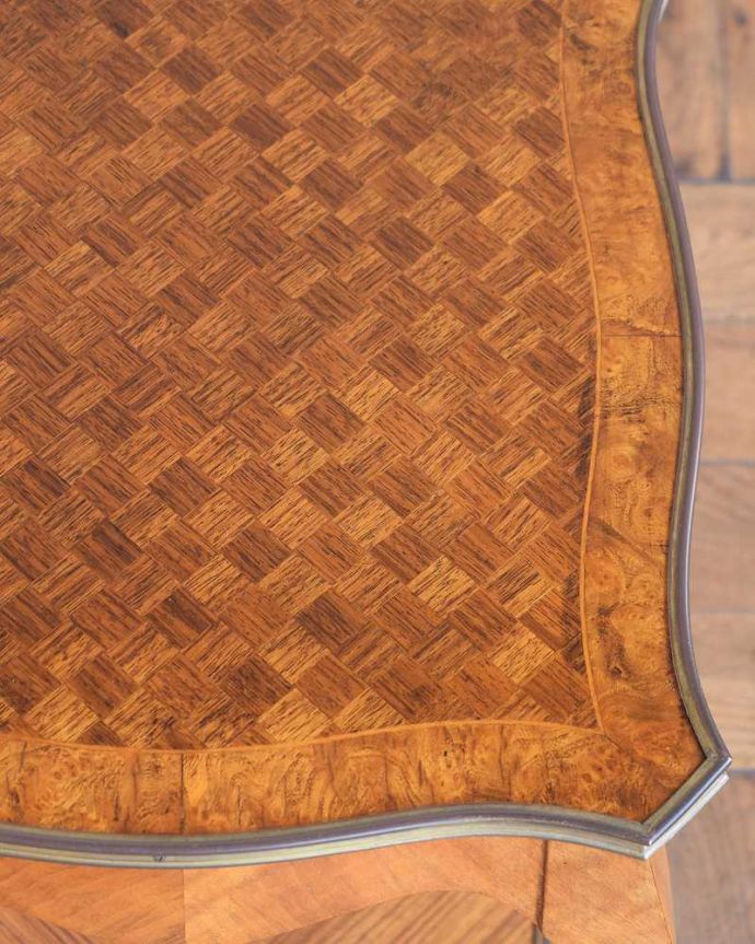オケージョナルテーブル　アンティーク家具　天板のパーケット模様が美しいフランスのアンティークサイドテーブル。天板を近づいてみると…アンティークだから手に入れることが出来る天板に使われている銘木の美しさにうっとりです。(q-1933-f)
