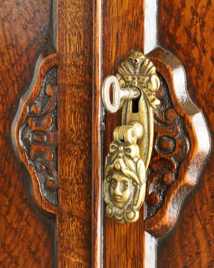 アンティークのキャビネット　アンティーク家具　トップのアーチがお洒落な、イギリスのアンティークウュルシュドレッサー。扉を開ける度にワクワク美しいデザインの取っ手。(q-1935-f)