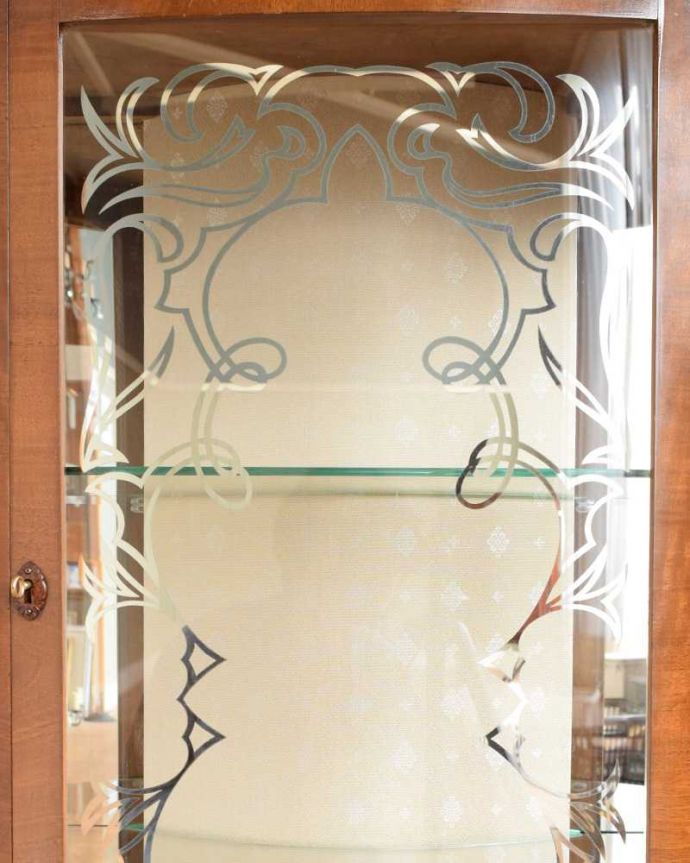 アンティークのキャビネット　アンティーク家具　英国のクラシックなアンティーク家具、ミラーがキラキラ輝くガラスキャビネット（飾り棚）。キレイに残っていてくれましたガラスに描かれている絵は剥がれているものが多いんだけれど、この子はしっかりキレイに残っていてくれました。(q-1936-f)