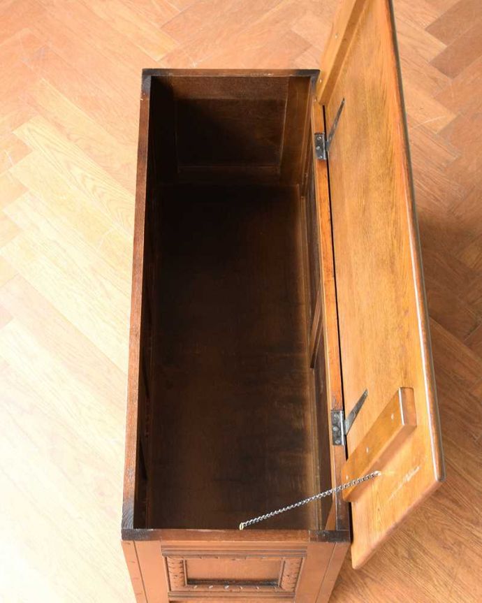 ブランケットボックス・収納ボックス　アンティーク家具　ベンチやテーブルとしても使える便利な英国アンティーク収納家具、ブランケットボックス。フタを開くと･･･本やクッション、ブランケットなど、リビングで散らかっているものをたっぷり収納できます。(q-1937-f)